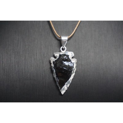 Pendentif pointe de flèche en obsidienne noire