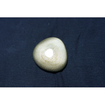 Galet en obsidienne dorée